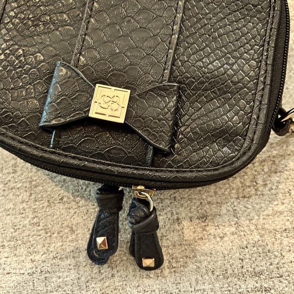 Jessica Simpson Purse with shoulder strap.  2 compartments for cards & cash. - Picture 6 of 6